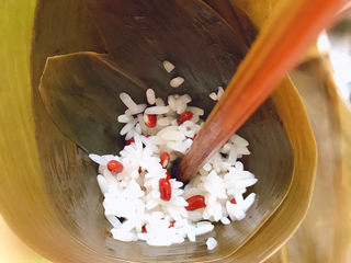 12、红豆粽子,用筷子插几下