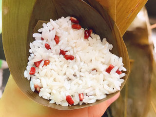 14、红豆粽子,再盖上糯米