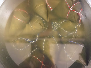 18、红豆粽子,放入高压锅中,加入清水(完全没过粽子),小火压30分钟,关火焖一会儿,能打开锅盖时打开锅盖,将粽子翻下面小火压20分钟。关火焖20分钟后捞出