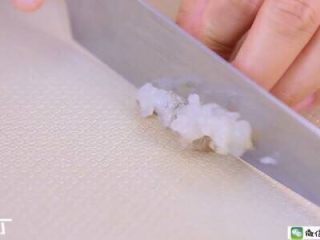 1、千层蛋包饭 宝宝辅食食谱,切成小丁。