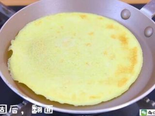 7、千层蛋包饭 宝宝辅食食谱,蛋液凝固后，翻面，烙好所有蛋皮备用。