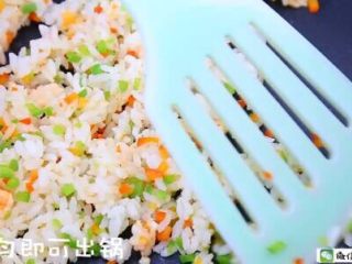 10、千层蛋包饭 宝宝辅食食谱,加入米饭，翻炒均匀，即可出锅。