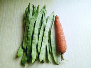 1、绿色美食＋香炒翠绿豆角丝,准备食材。