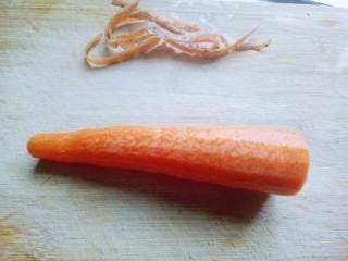 3、绿色美食＋香炒翠绿豆角丝,胡萝卜去皮。