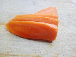 4、绿色美食＋香炒翠绿豆角丝,将去皮的胡萝卜切片。