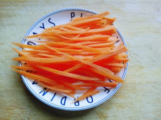 5、绿色美食＋香炒翠绿豆角丝,再切丝，装盘备用。(如果喜欢吃辣的，可以把胡萝卜换成红辣椒)