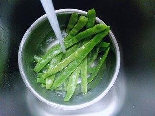 8、绿色美食＋香炒翠绿豆角丝,焯水后捞出立即过冷水，捞出淋干水份。