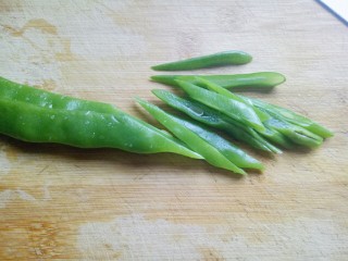9、绿色美食＋香炒翠绿豆角丝,豆角切丝。(切的粗细根据个人喜欢)