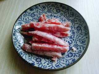 12、绿色美食＋香炒翠绿豆角丝,将肉肠切条状备用。