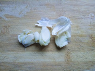 13、绿色美食＋香炒翠绿豆角丝,蒜瓣用刀身拍碎，蒜皮自然会脱落，再切碎。