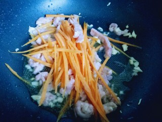 17、绿色美食＋香炒翠绿豆角丝,加入切好的胡萝卜丝。