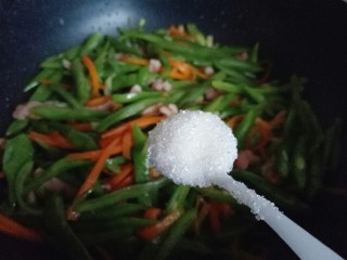 21、绿色美食＋香炒翠绿豆角丝,再加入糖，快速翻炒，关火。