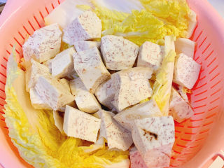 2、芋头烧鸡,芋头切块洗干净（喜欢放青菜的，可以提前洗干净青菜）