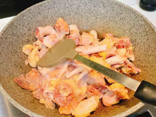 5、芋头烧鸡,冷锅热油，放入鸡翻炒至双面变色