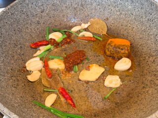 8、芋头烧鸡,小火再放入火锅底料翻炒出味