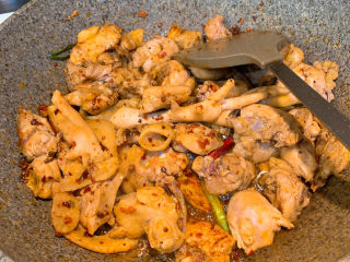 9、芋头烧鸡,再放入鸡肉，翻炒均匀