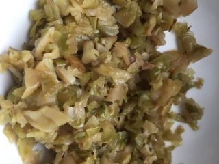2、苏式榨菜鲜肉月饼,榨菜剁碎。