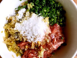 4、苏式榨菜鲜肉月饼,放盐，白糖，料酒，生抽，香麻油，顺着一个方向搅拌上劲。