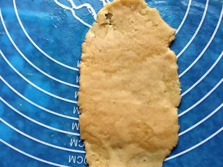 13、苏式榨菜鲜肉月饼,月饼皮胚擀成椭圆形。