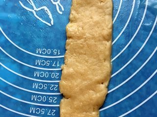 15、苏式榨菜鲜肉月饼,压扁再卷起。