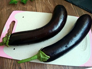 1、鱼香茄子,准备好两个茄子洗干净备用。
