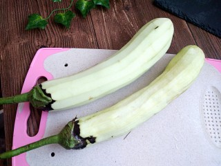 2、鱼香茄子,将茄子去皮备用。