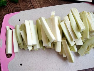 3、鱼香茄子,然后切成长条状备用