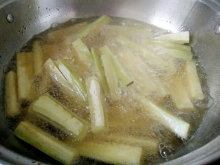 4、鱼香茄子,放入油锅内开始炸。（大约四成热）