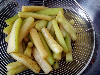 5、鱼香茄子,炸到茄子变青变软，捞出控油。