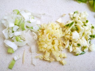 6、鱼香茄子,葱姜蒜分别切末备用。