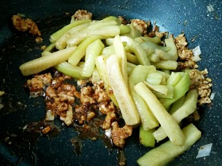 9、鱼香茄子,然后把炸好的茄子放进去。