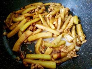 11、鱼香茄子,炒匀后，淋入水淀粉。