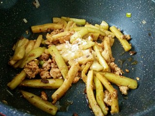 10、鱼香茄子,加白糖，加少许盐。酱油，米醋。