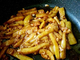 12、鱼香茄子,然后炒均匀即可。