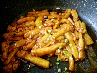 13、鱼香茄子,炒匀收汁，撒少许青蒜末。就做好了