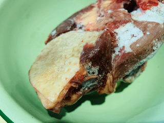 2、胡椒猪肚鸡,鸡肉买比较多，之前冰冻起来了，取出解冻；