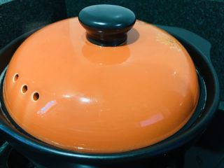 17、胡椒猪肚鸡,转小火，盖住锅盖，慢炖2小时；