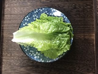 2、街头风味东北烤冷面,生菜洗净沥干水分