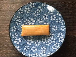 8、街头风味东北烤冷面,蟹肉棒一根