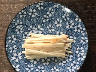 9、街头风味东北烤冷面,将蟹肉棒撕成细条