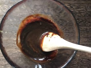 11、街头风味东北烤冷面,辣酱和甜面酱混合均匀