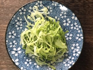 10、街头风味东北烤冷面,生菜切成细丝