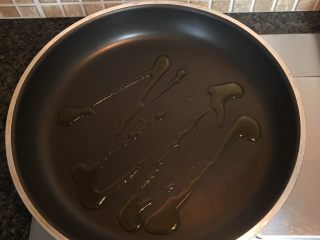 12、街头风味东北烤冷面,平底锅倒油