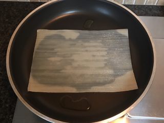 13、街头风味东北烤冷面,放入烤冷面小火煎