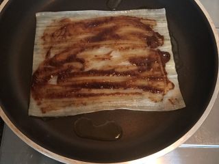 14、街头风味东北烤冷面,涂上酱料