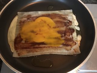 15、街头风味东北烤冷面,打入鸡蛋捣碎均匀平铺在表面