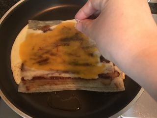 16、街头风味东北烤冷面,撒上白糖