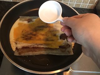 17、街头风味东北烤冷面,撒上白醋