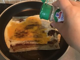 18、街头风味东北烤冷面,撒上胡椒粉