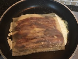 19、街头风味东北烤冷面,待鸡蛋微微凝固后翻面